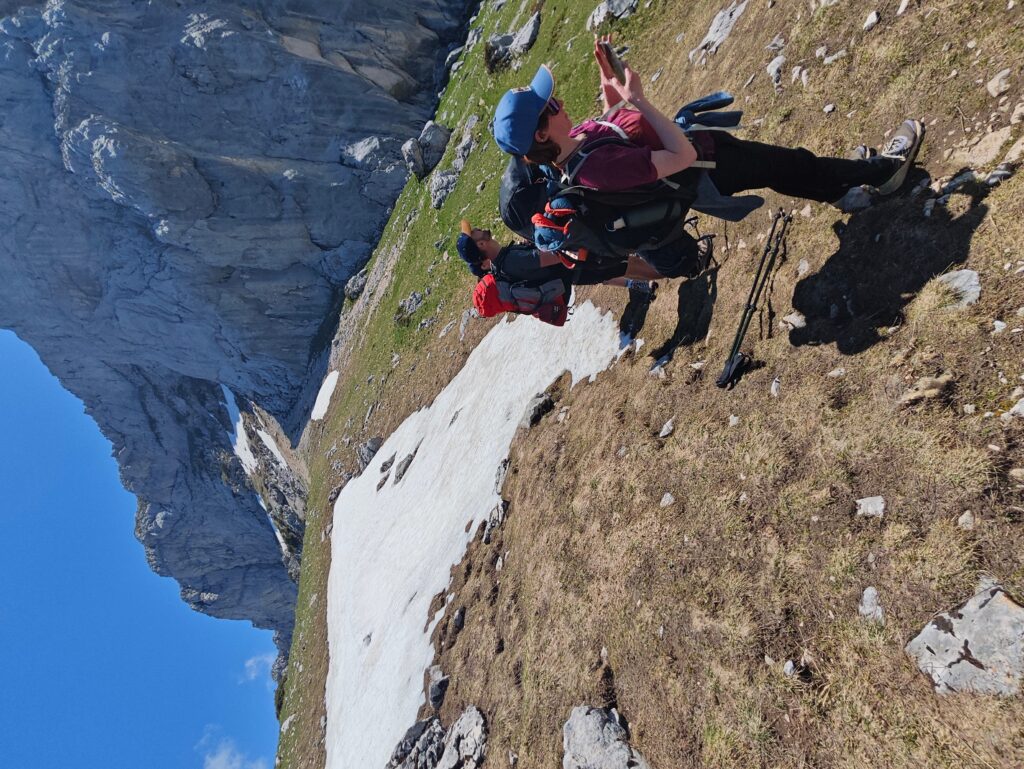 séjour randonnée bivouac Vercors - groupe sur les crêtes enneigées
