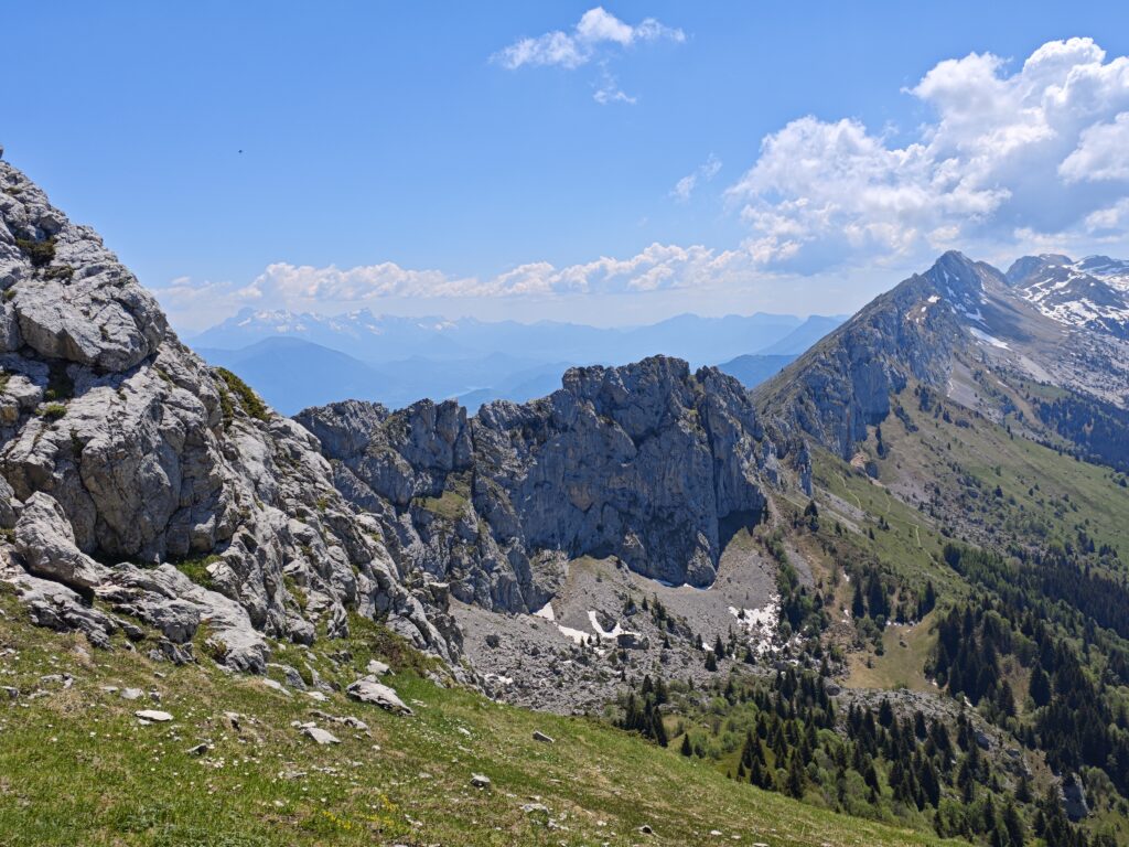 séjour randonnée bivouac Vercors - groupe sur les crêtes enneigées
